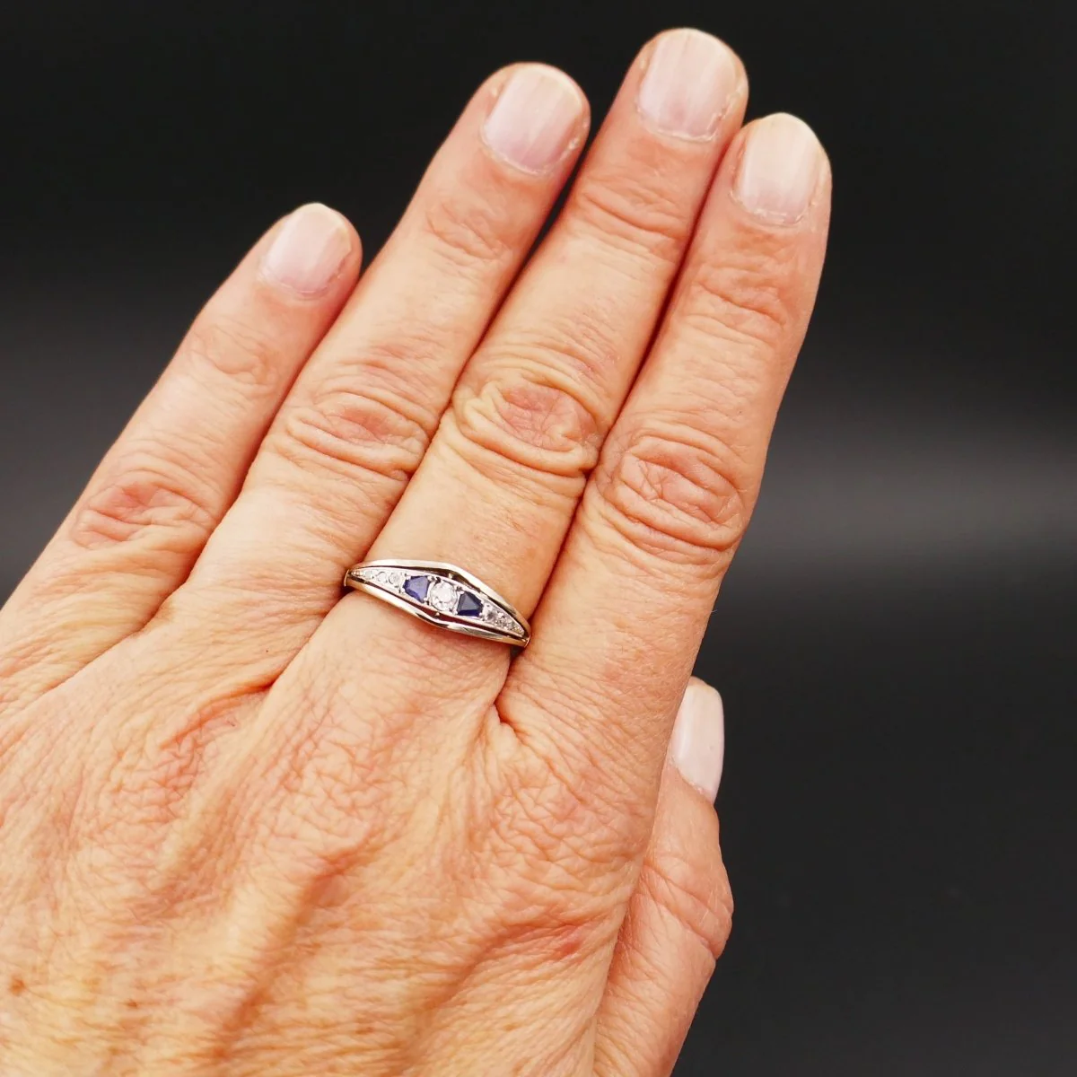 Bague Jarretière en or blanc, platine, saphirs et diamants - Image 2