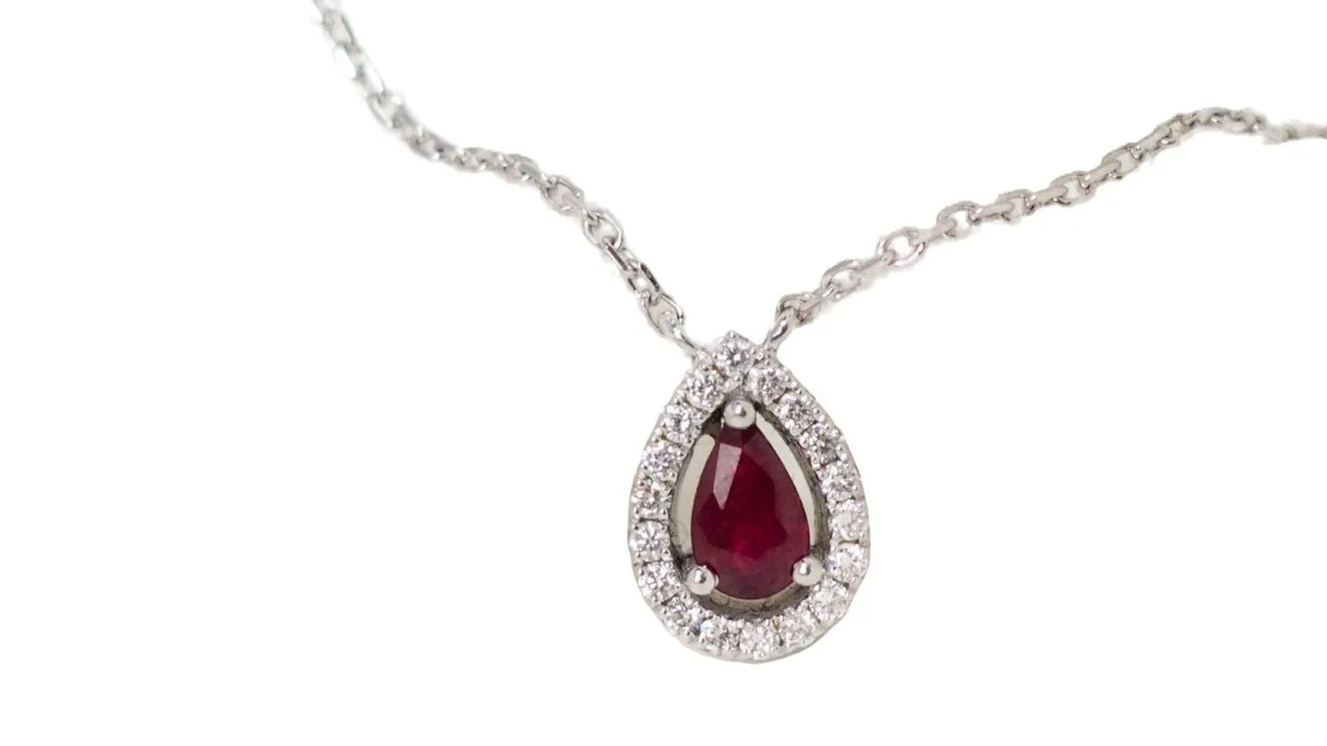 Collier pendentif en or blanc, diamants et Rubis en poire