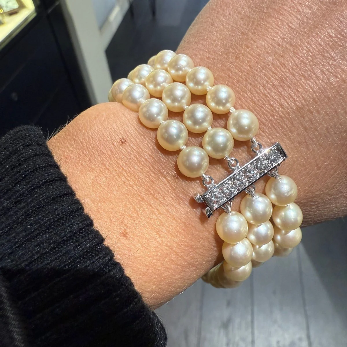 Bracelet Souple en or blanc, perles et diamants - Image 7