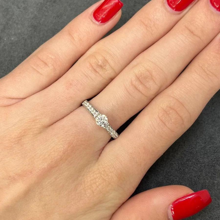 Bague Solitaire en or blanc et diamants - Image 2