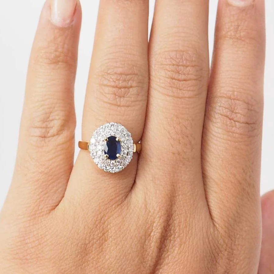Bague Entourage en or jaune, saphir et diamants - Image 2