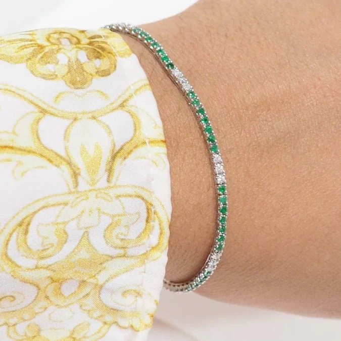 Bracelet Ligne en or blanc, émeraudes et diamants - Image 2