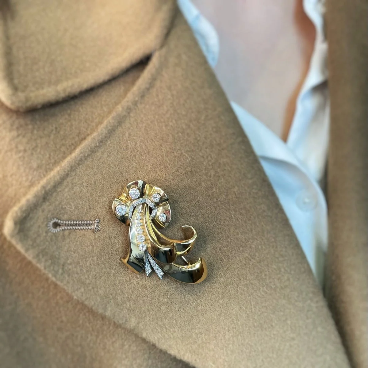 Broche Ruban en or jaune et diamants - Image 2