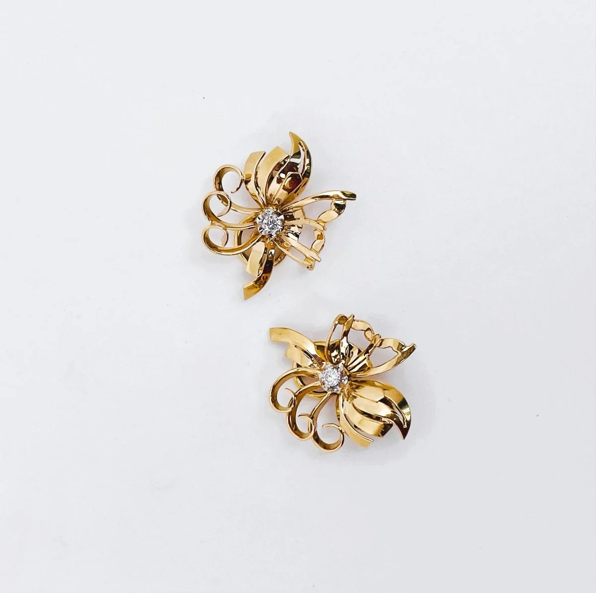 Boucles d'oreilles clips fleur diamants en or jaune et platine - Image 2