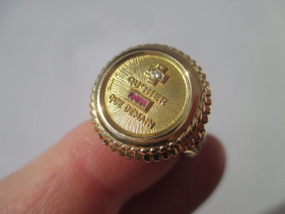 Bague A. AUGIS chevalière médaille d'amour en or jaune et diamant - Image 9