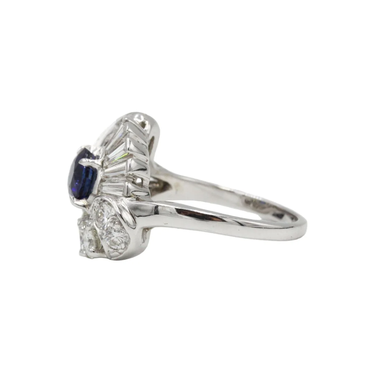 Bague en or blanc, saphir et diamants - Image 2