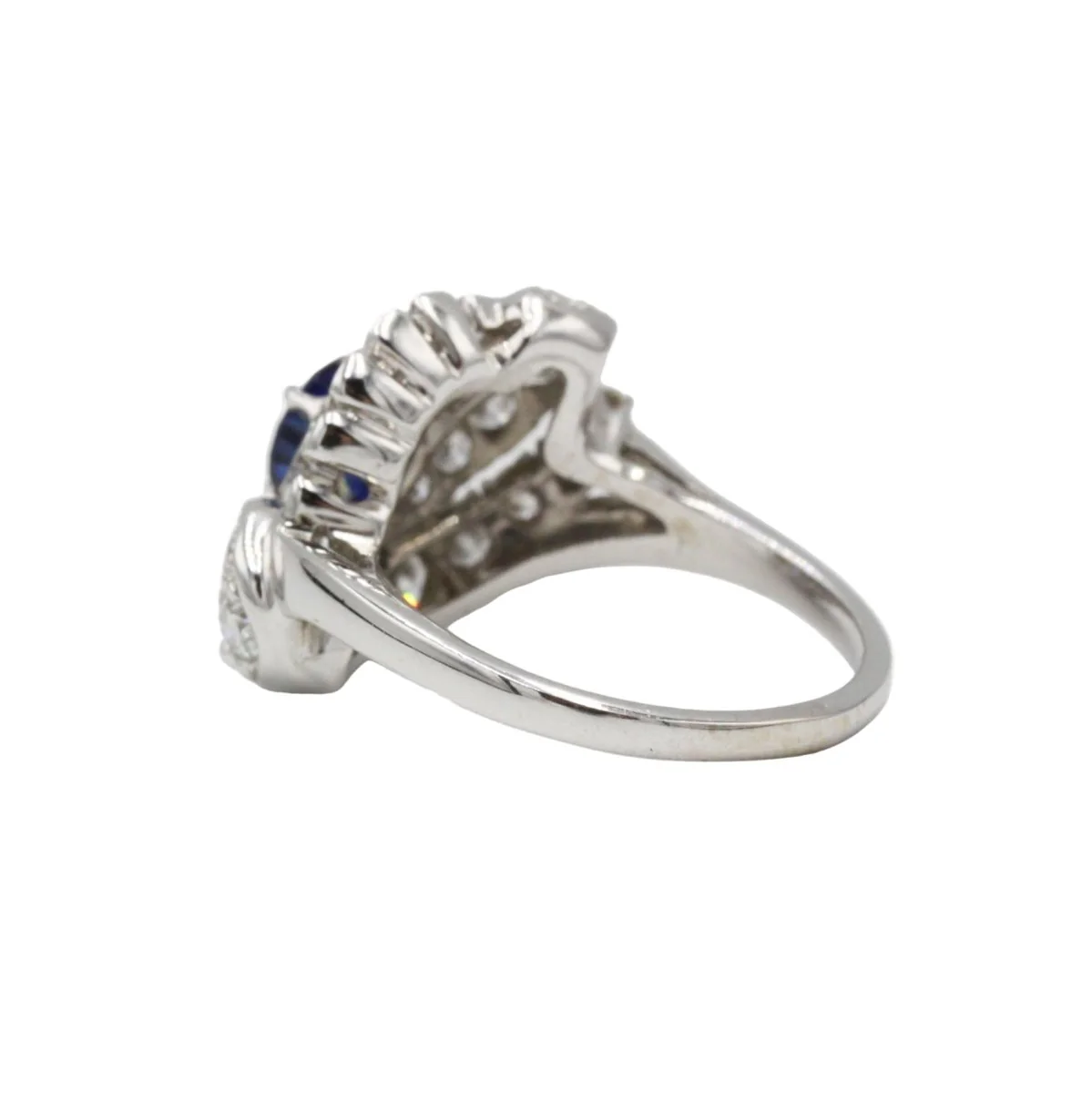 Bague en or blanc, saphir et diamants - Image 3