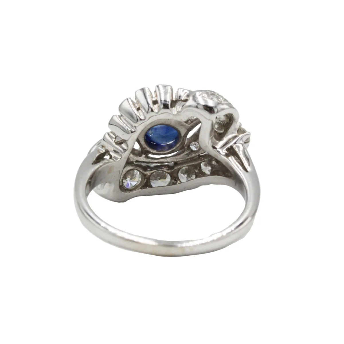 Bague en or blanc, saphir et diamants - Image 4
