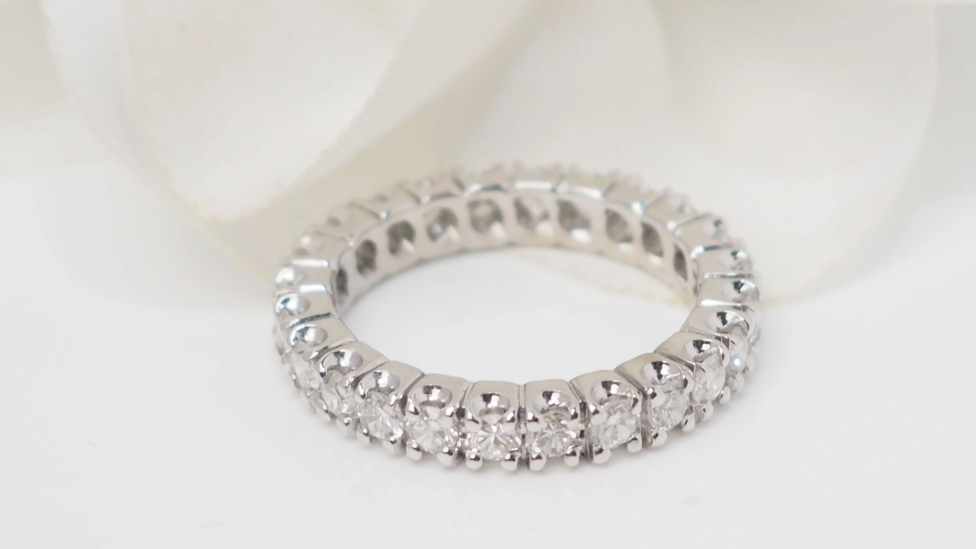 Bague Alliance tour complet en or blanc et diamants 1,20ct - Image 3