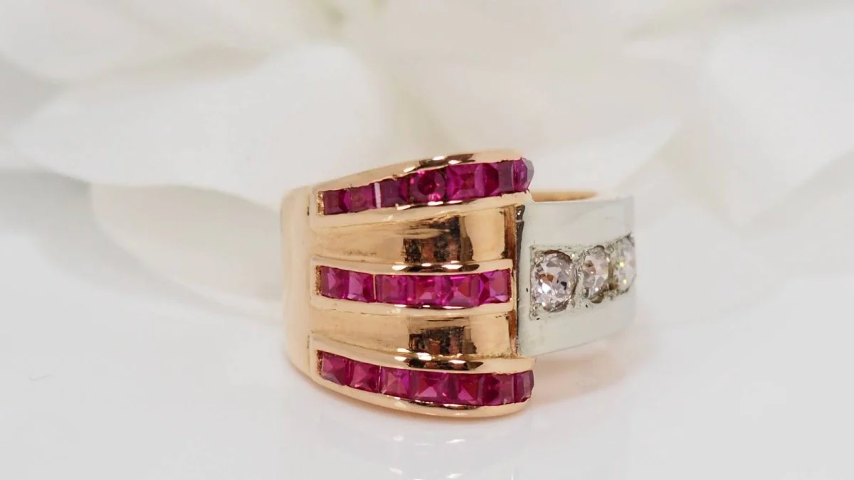 Bague en or, diamants et pierres rouges