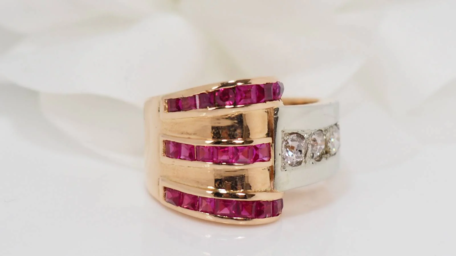 Bague en or, diamants et pierres rouges - Image 3