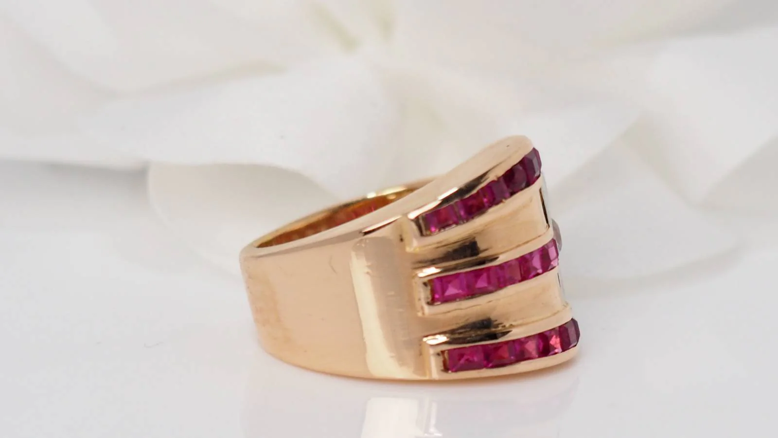 Bague en or, diamants et pierres rouges - Image 4