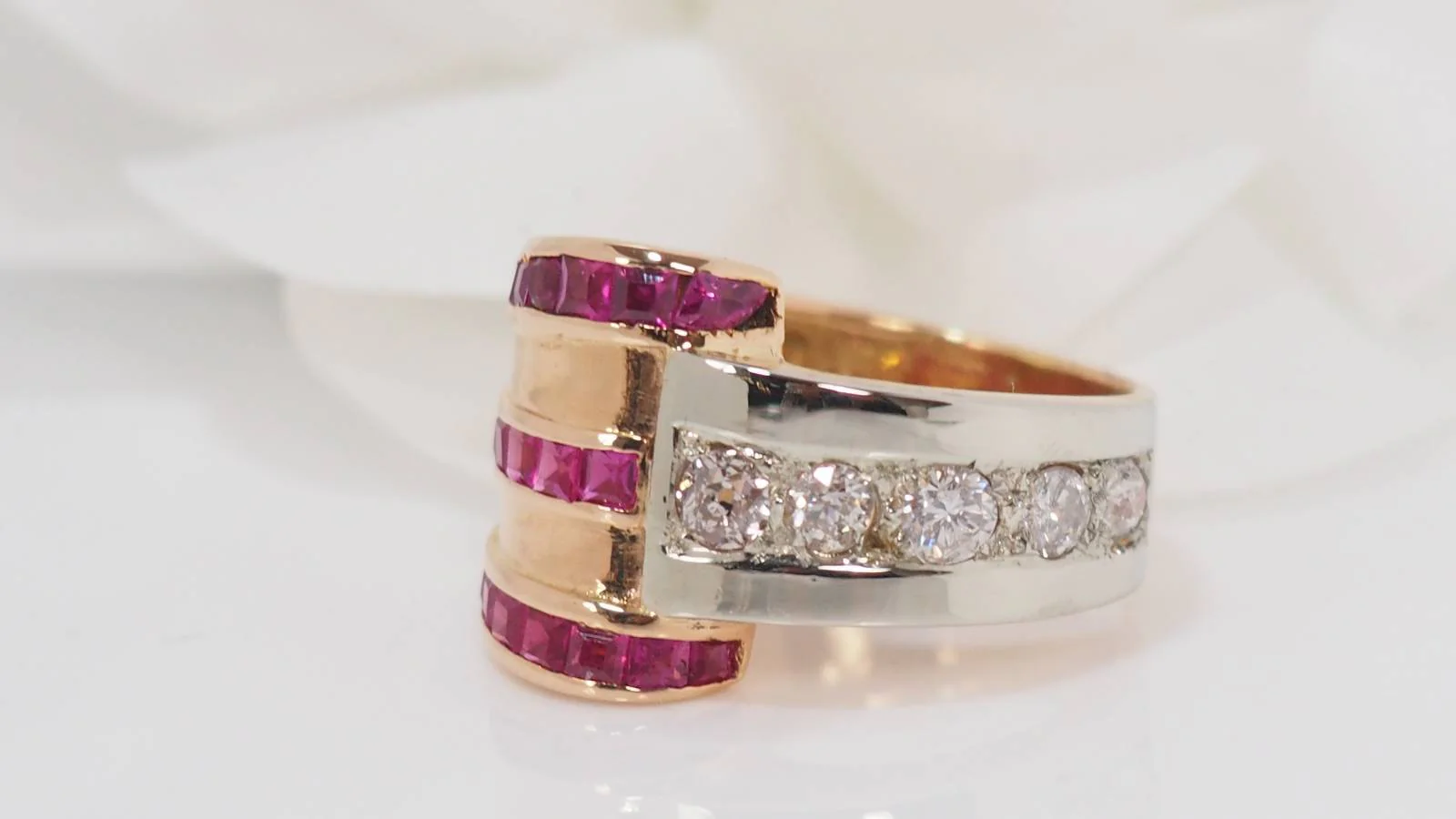Bague en or, diamants et pierres rouges - Image 5