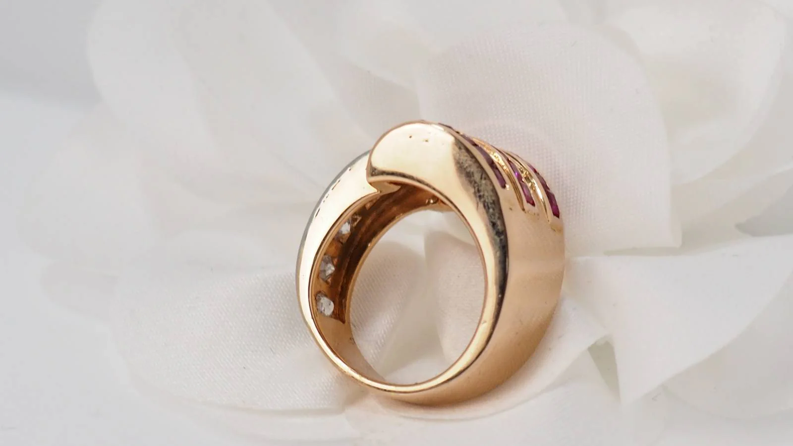Bague en or, diamants et pierres rouges - Image 6