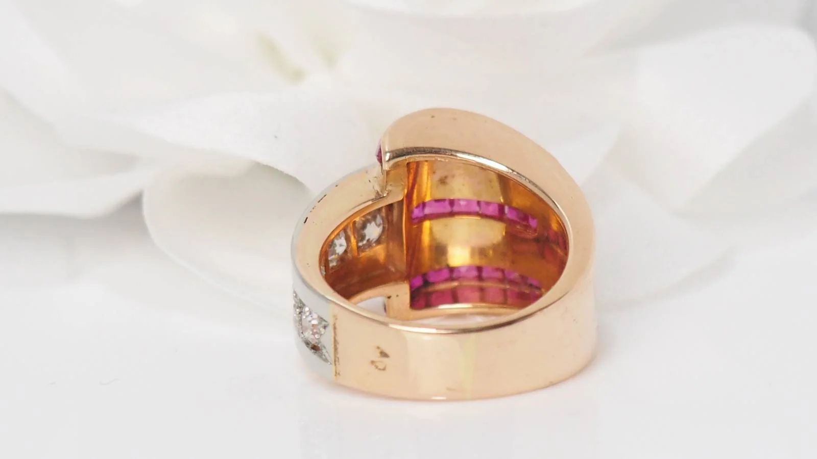 Bague en or, diamants et pierres rouges - Image 7