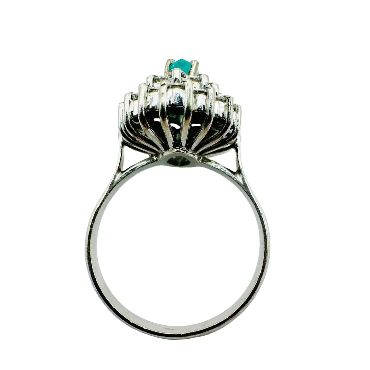 Bague Entourage en or blanc, émeraude et diamants - Image 3