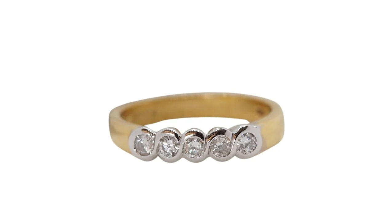 Demi alliance en or jaune et blanc sertie de diamants