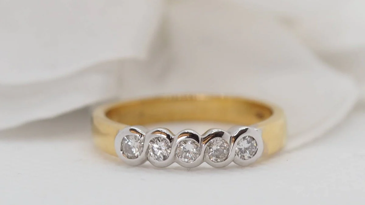 Demi alliance en or jaune et blanc sertie de diamants - Image 3