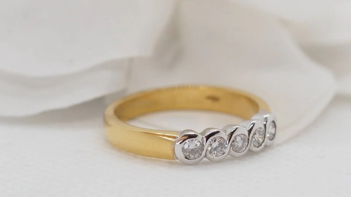 Demi alliance en or jaune et blanc sertie de diamants - Image 4