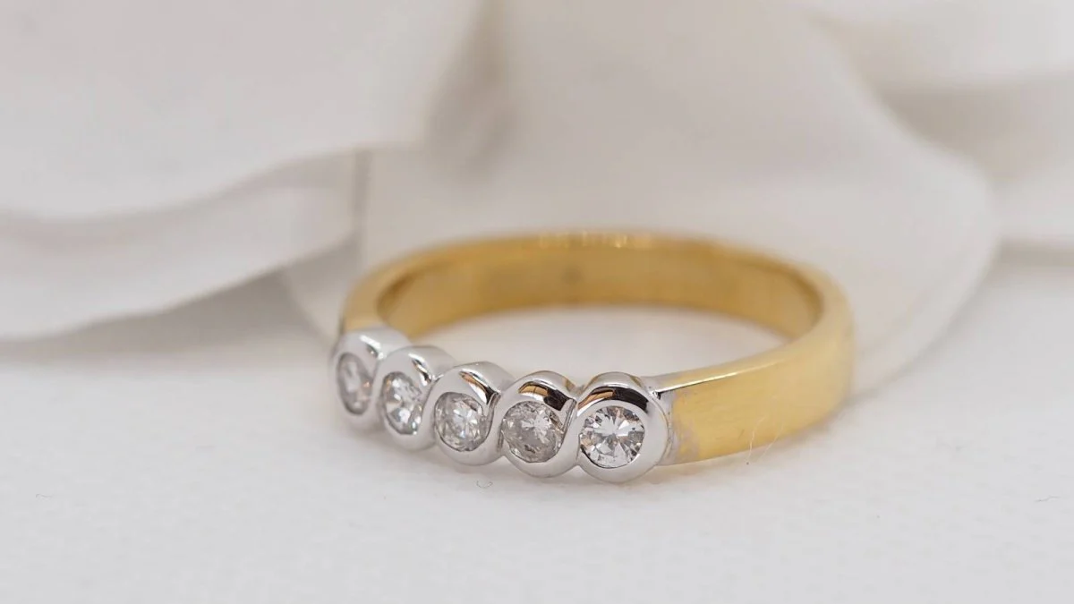 Demi alliance en or jaune et blanc sertie de diamants - Image 5