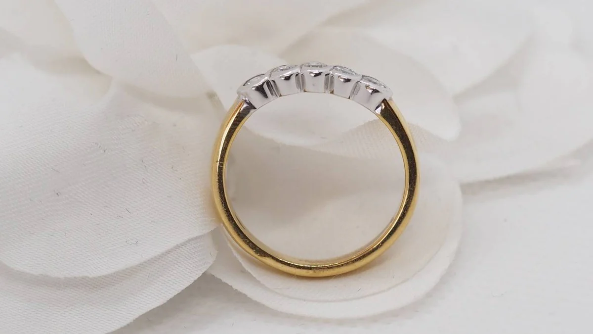 Demi alliance en or jaune et blanc sertie de diamants - Image 6