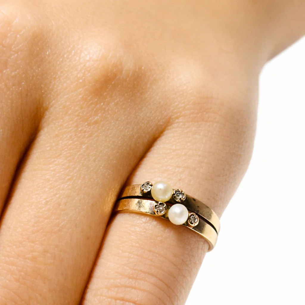 Bague en or jaune, perles, et diamants - Image 2