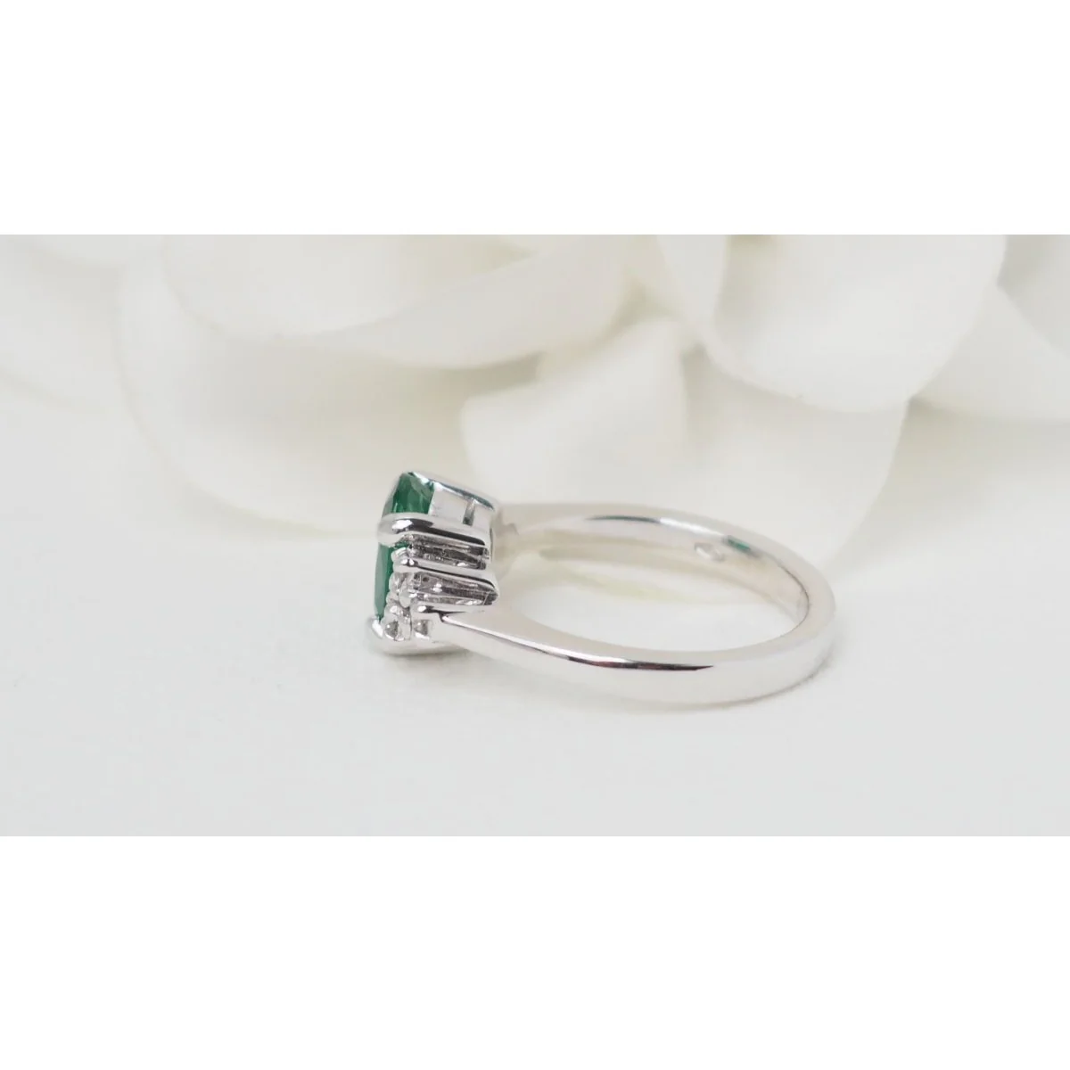 Bague en or blanc, émeraude et diamants - Image 6