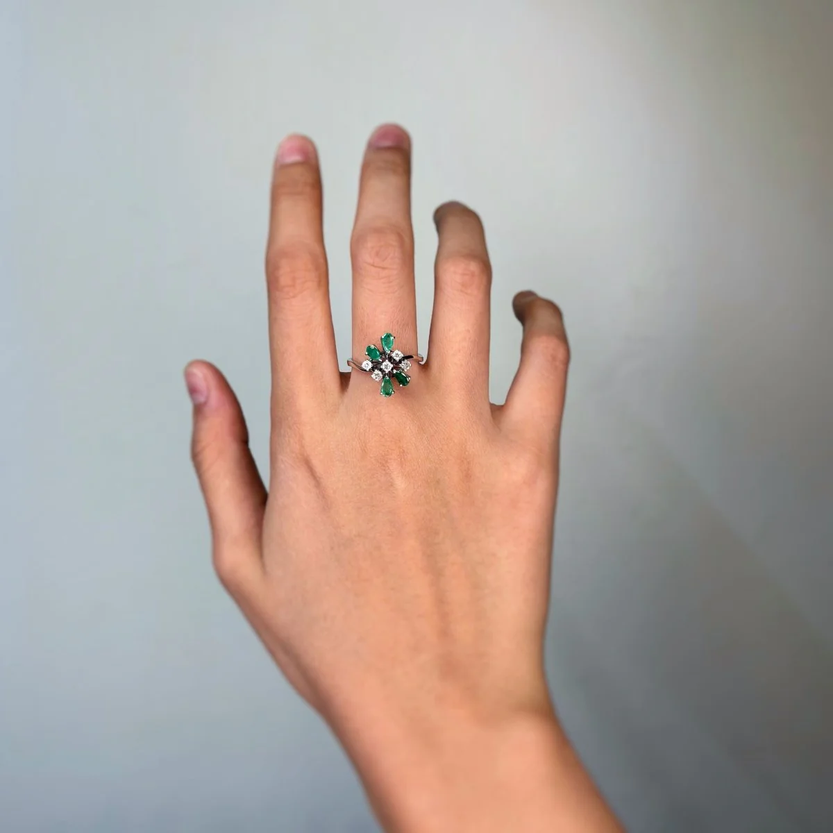 Bague Cocktail en or blanc, émeraudes et diamants - Image 2