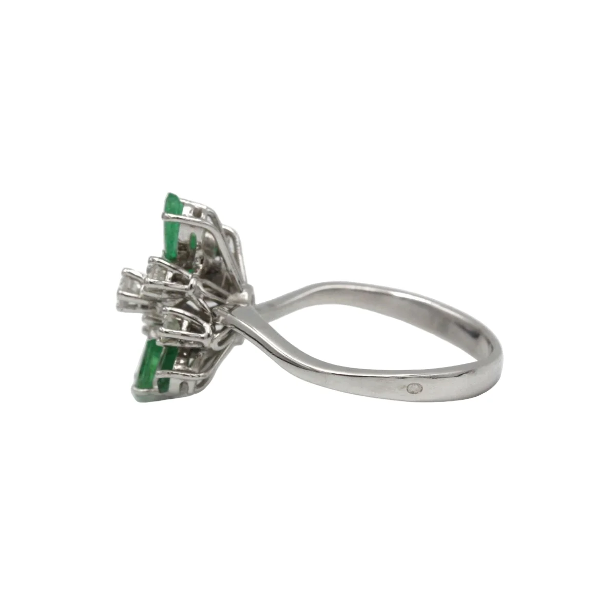 Bague Cocktail en or blanc, émeraudes et diamants - Image 3