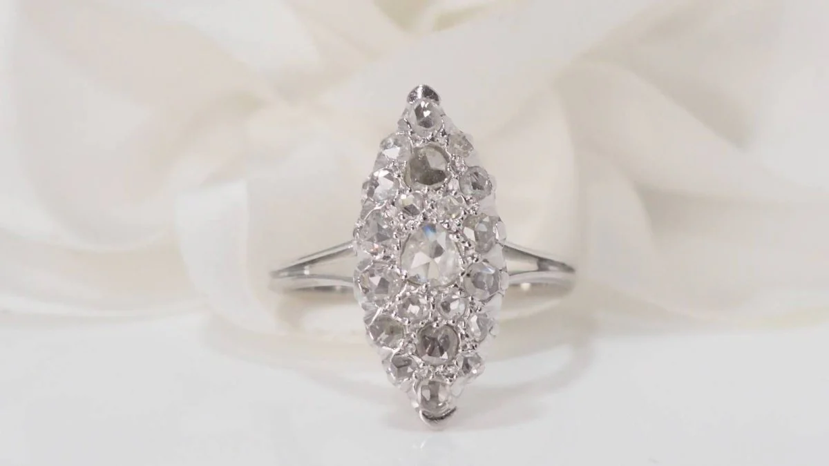 Bague marquise en or blanc et diamants