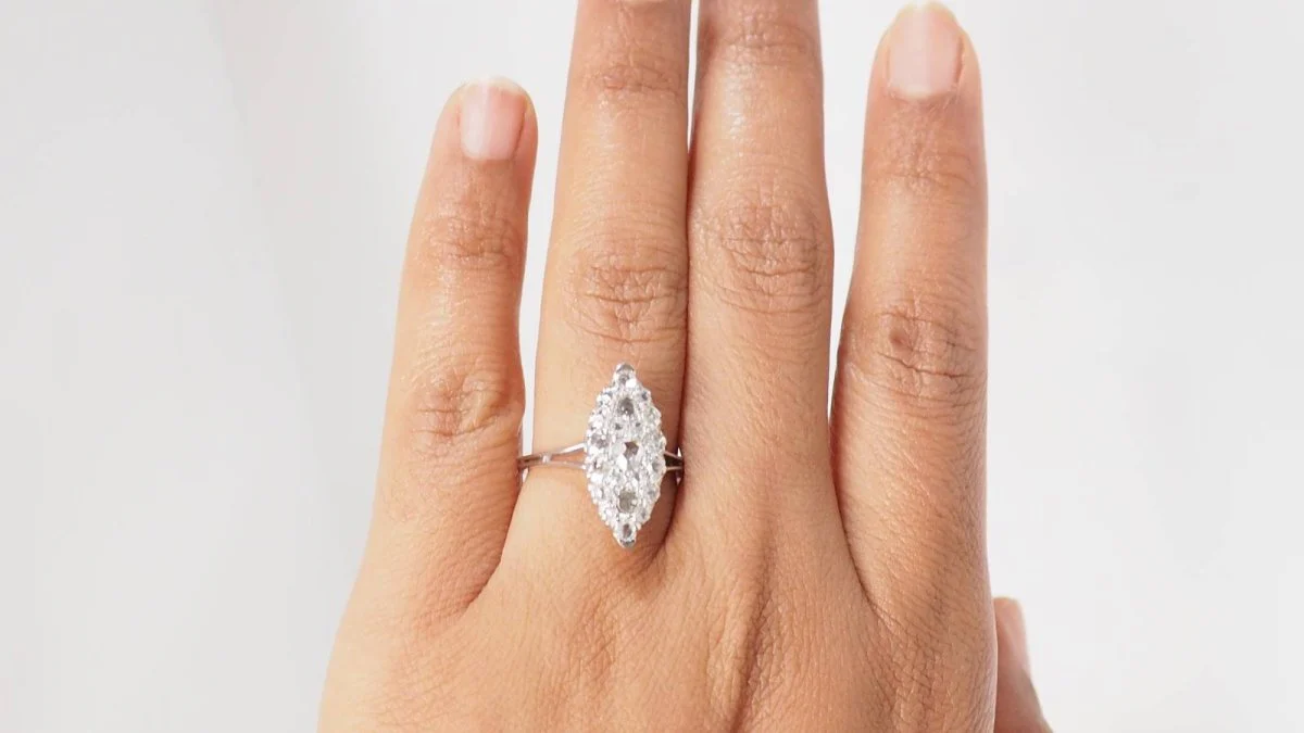 Bague marquise en or blanc et diamants - Image 2