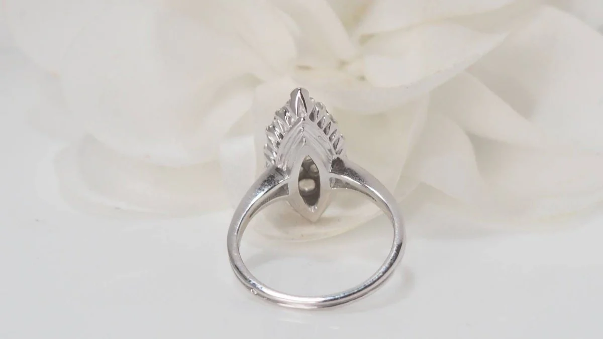Bague marquise en or blanc et diamants - Image 6