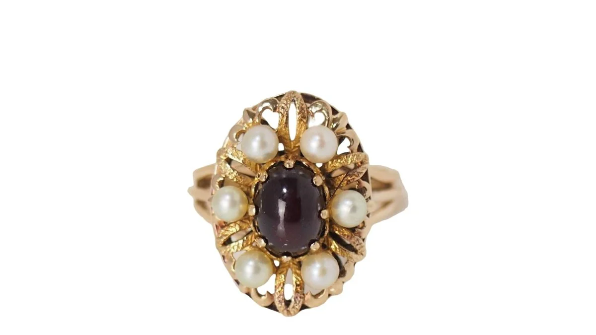 Bague en or jaune, cabochon de grenat et perles
