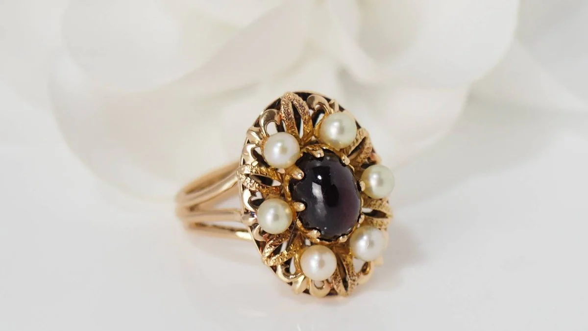 Bague en or jaune, cabochon de grenat et perles - Image 2