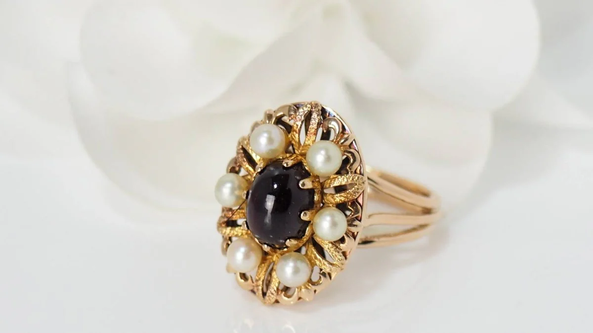 Bague en or jaune, cabochon de grenat et perles - Image 5