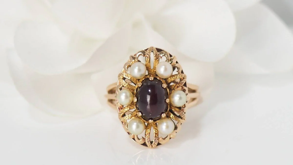 Bague en or jaune, cabochon de grenat et perles - Image 6