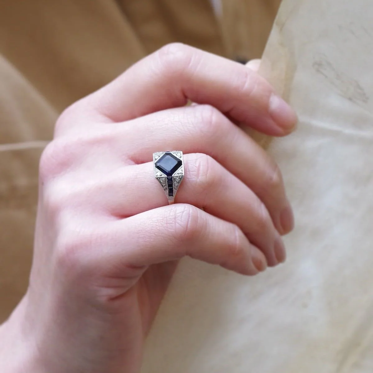 Bague Tank en platine, saphir et diamants - Image 2