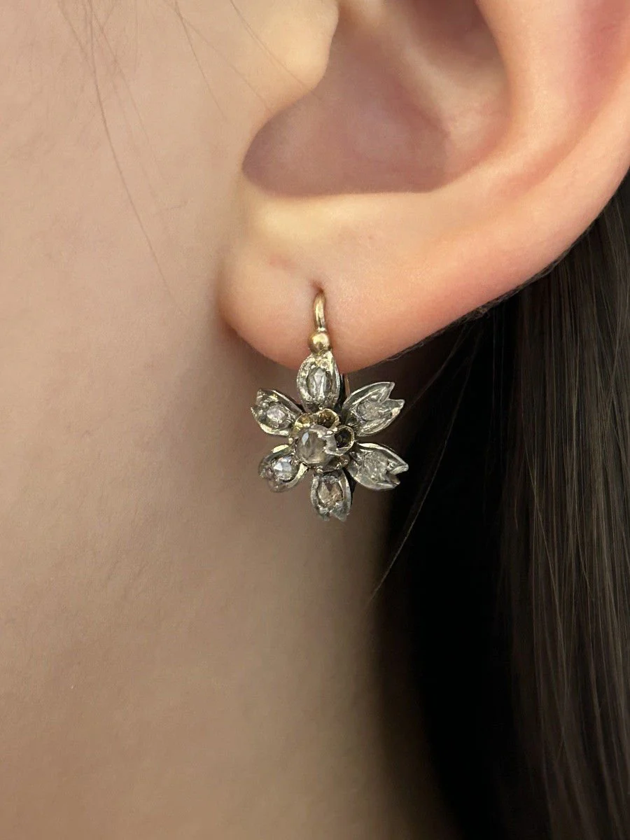 Boucles d'oreilles dormeuses anciennes en or 18K et argent - Image 7