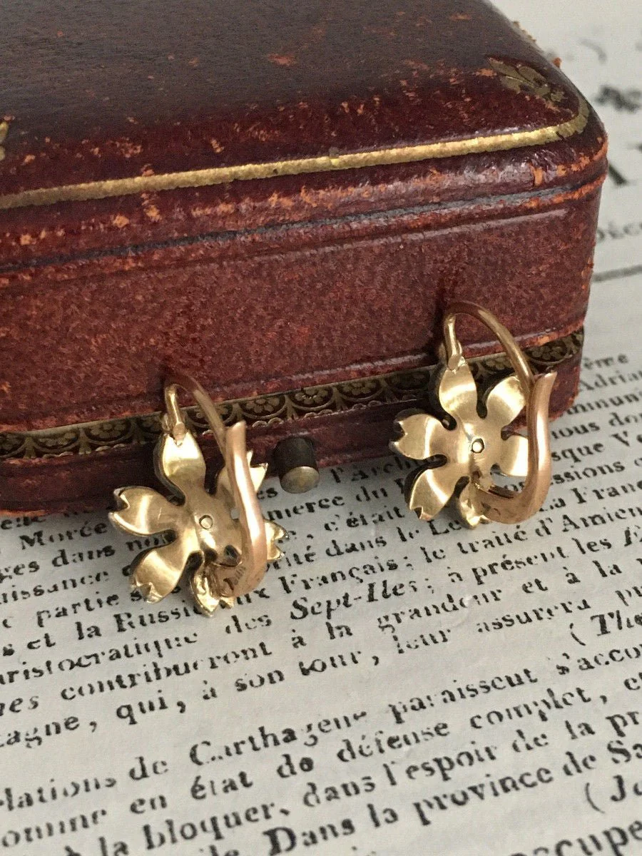 Boucles d'oreilles dormeuses anciennes en or 18K et argent - Image 9