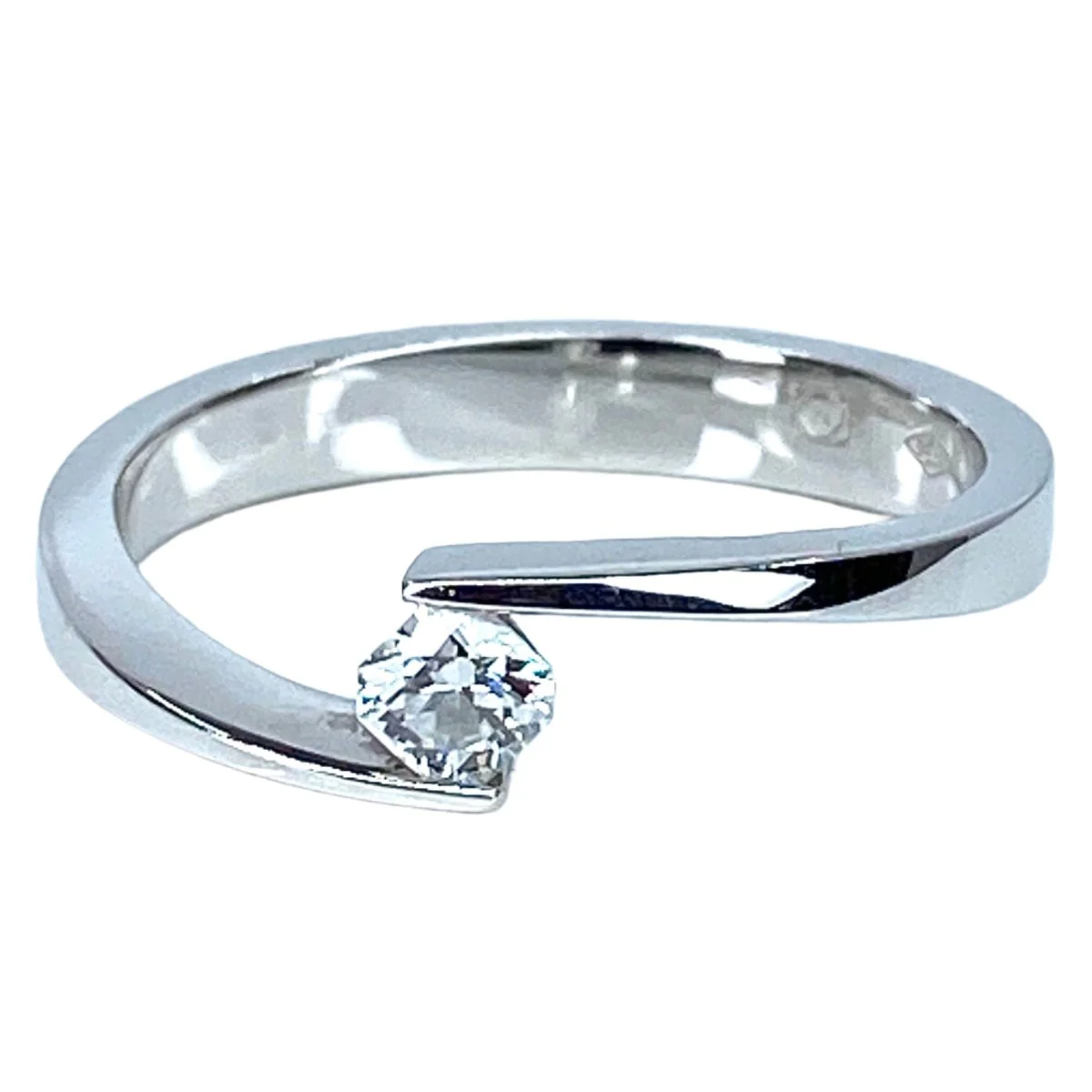 Bague solitaire en or blanc et diamant