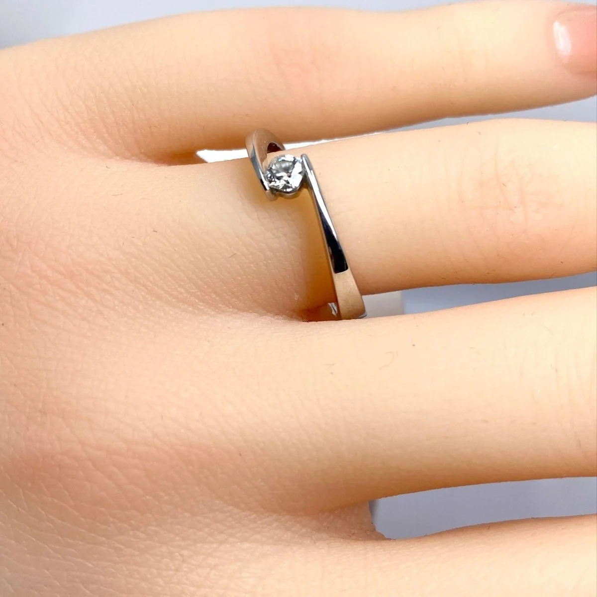 Bague solitaire en or blanc et diamant - Image 2