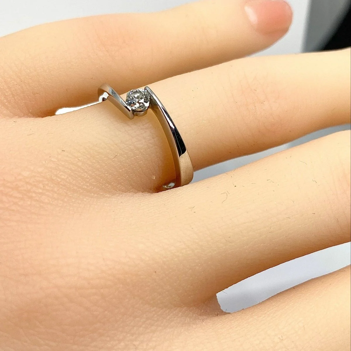 Bague solitaire en or blanc et diamant - Image 5