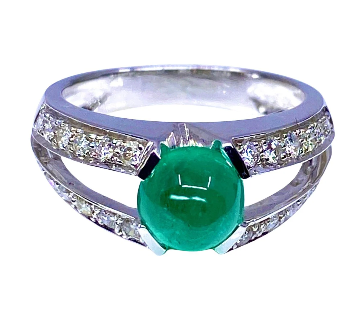 Bague en or blanc 18 carats en émeraude cabochon et diamants