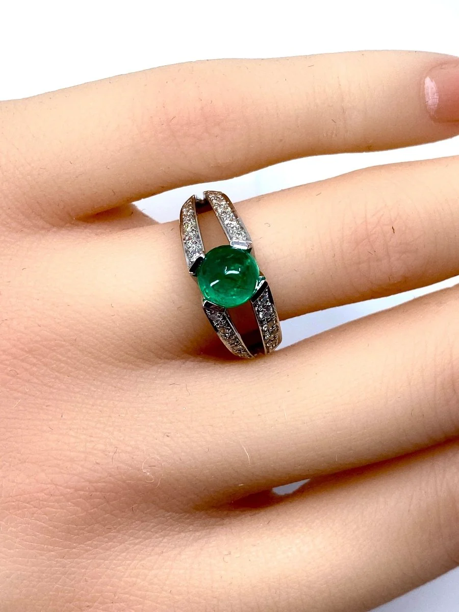 Bague en or blanc 18 carats en émeraude cabochon et diamants - Image 10
