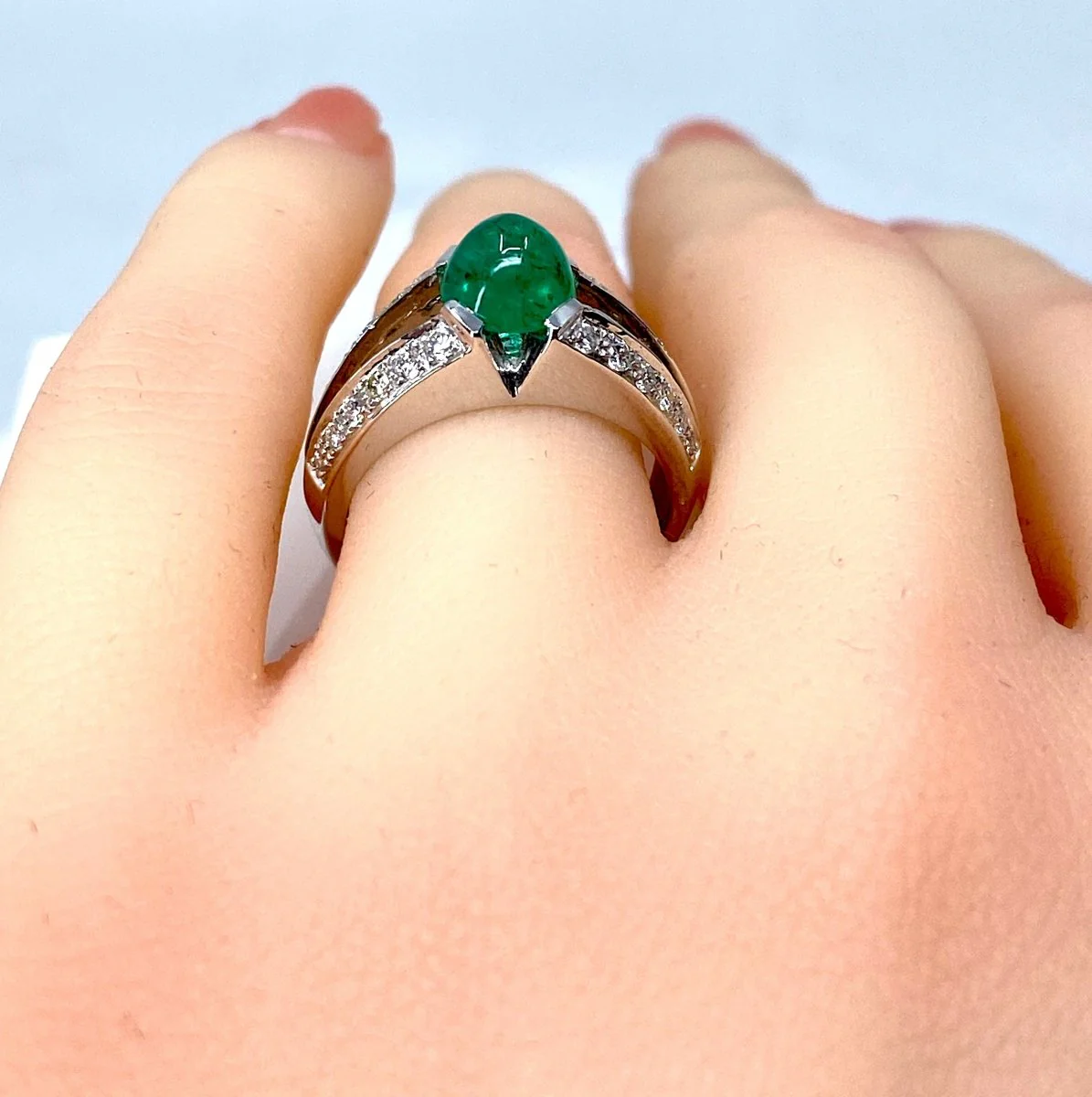 Bague en or blanc 18 carats en émeraude cabochon et diamants - Image 6