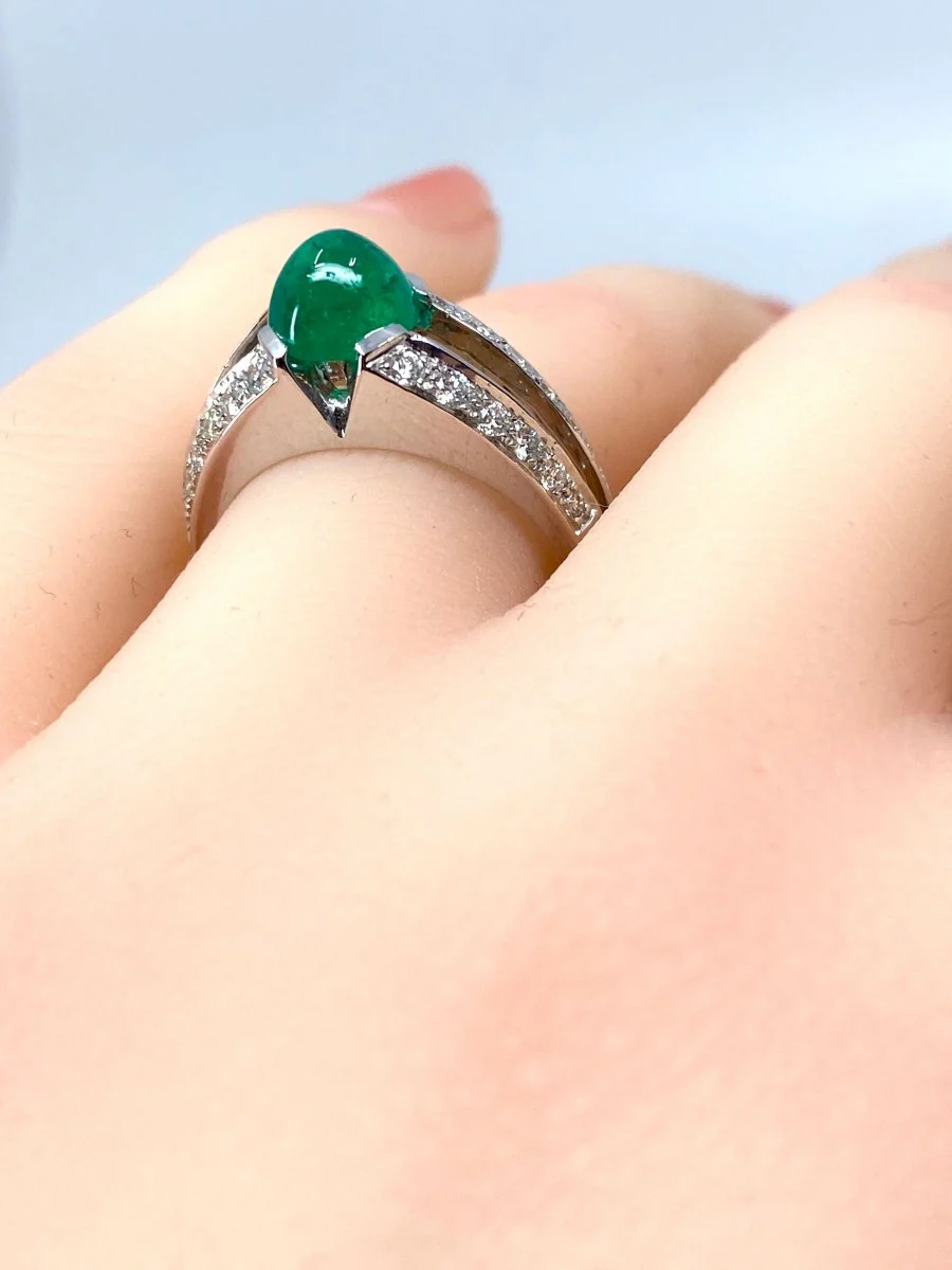 Bague en or blanc 18 carats en émeraude cabochon et diamants - Image 9