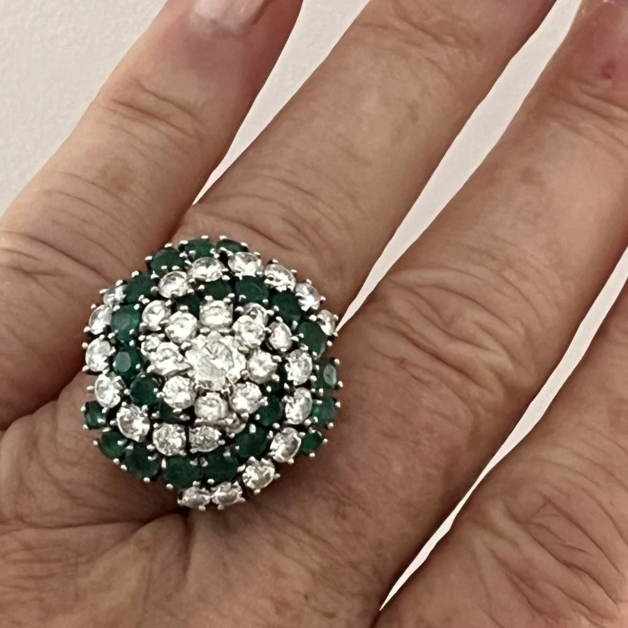 Bague Cocktail en or blanc, émeraudes et diamants - Image 2