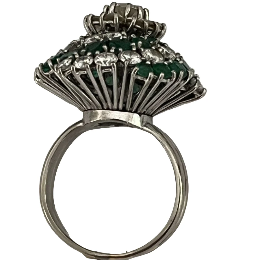 Bague Cocktail en or blanc, émeraudes et diamants - Image 3