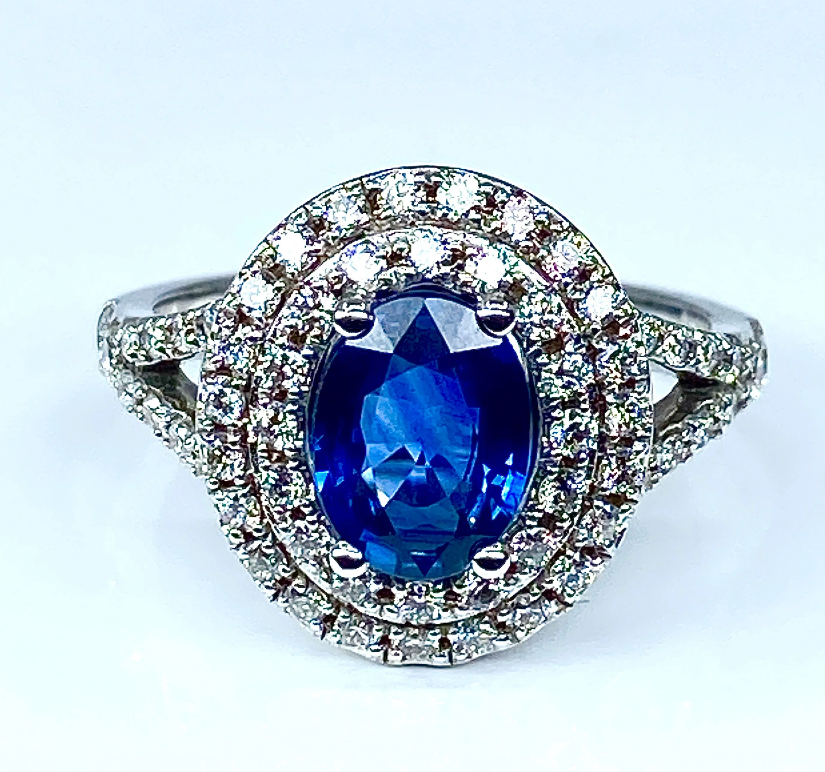 Bague en or blanc 18 carats en saphir et diamants