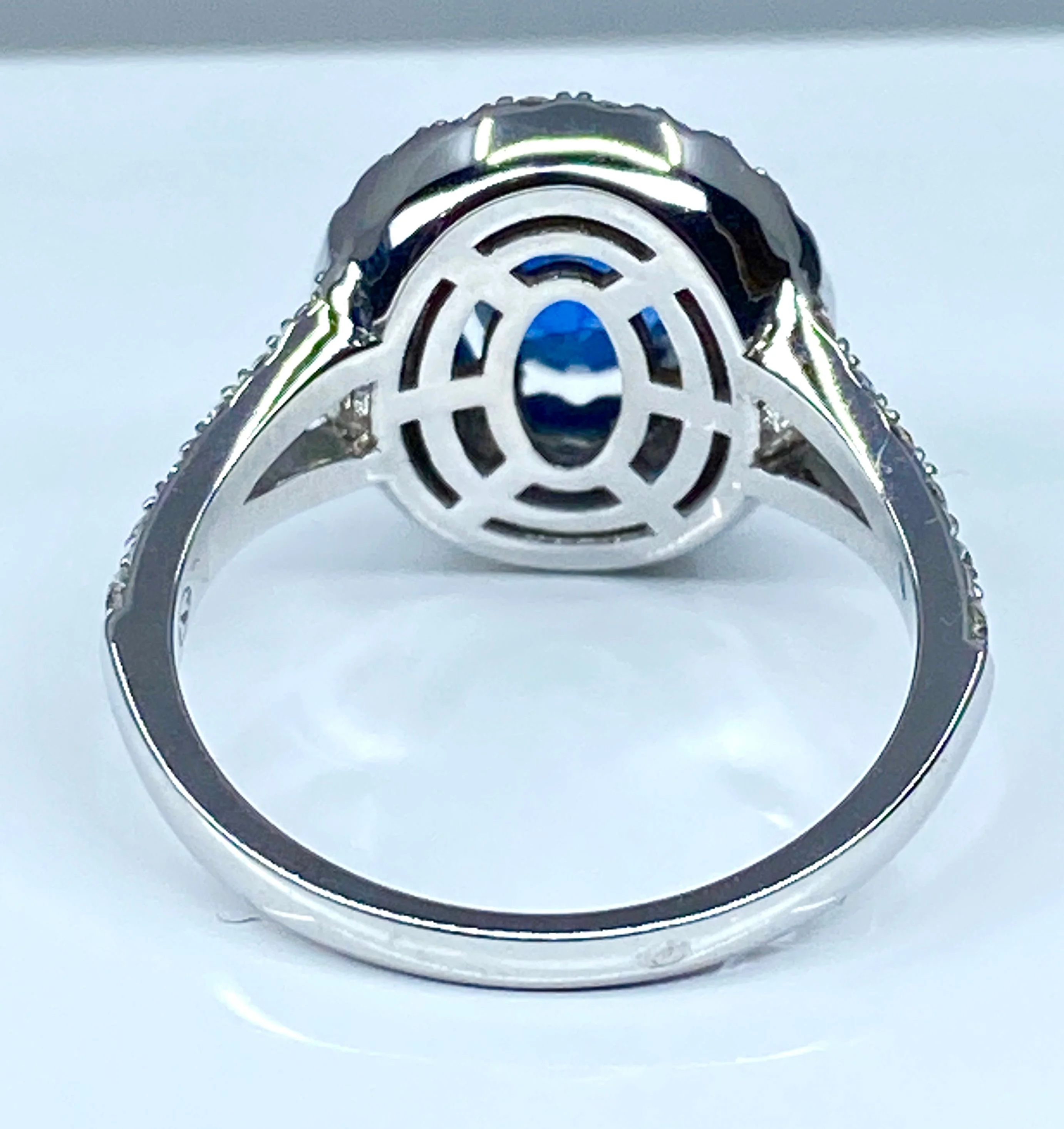 Bague en or blanc 18 carats en saphir et diamants - Image 7